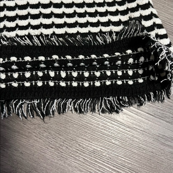 Zara sweater Knit Mini Fringe striped black and white  Skirt in size large - Picture 3 of 6